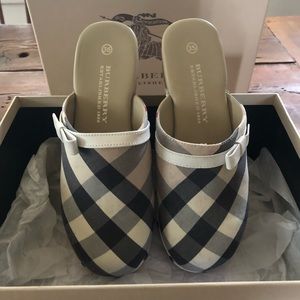 🆕🏷 Burberry Clogs (in original box)